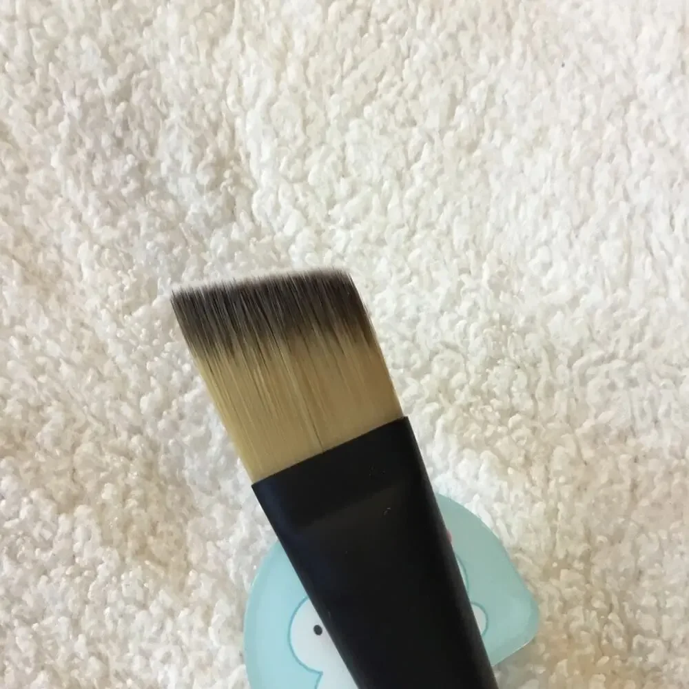 Le Métier de Beauté Flat Angled Foundation Brush